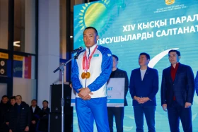 Чемпион зимних Паралимпийских игр-2026 по парабиатлону Ербол Хамитов вернулся в Казахстан - фото 1
