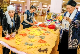Киіз басудан зергерлік өнерге дейін: Алматыда қолөнерден фестиваль өтіп жатыр - фото 5