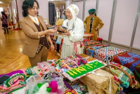 Киіз басудан зергерлік өнерге дейін: Алматыда қолөнерден фестиваль өтіп жатыр - фото 4