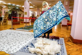 Киіз басудан зергерлік өнерге дейін: Алматыда қолөнерден фестиваль өтіп жатыр - фото 18