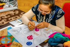 Киіз басудан зергерлік өнерге дейін: Алматыда қолөнерден фестиваль өтіп жатыр - фото 10