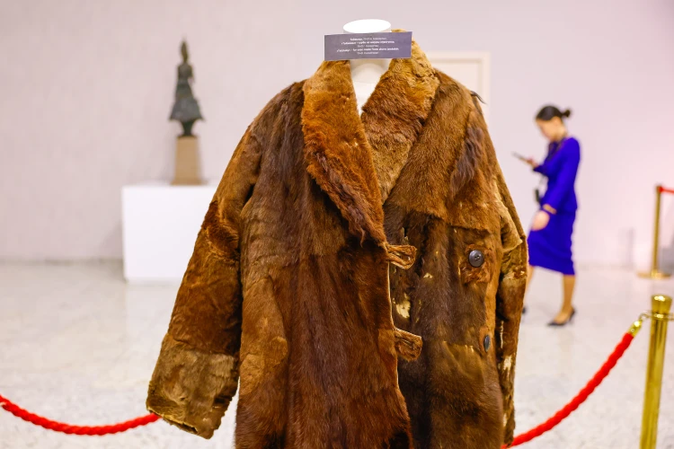 The taizhaq fur coat of Mirzhakyp Dulatuly was displayed — a unique exhibit of the museum