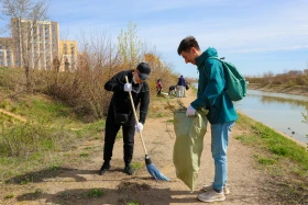 В ритме «Таза Қазақстан: ТРК Президента всей командой вышел на субботник в Астане - фото 12