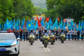 Акция «Батырларға тағзым»: тысячи алматинцев почтили память героев ВОВ - фото 2