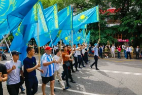 Акция «Батырларға тағзым»: тысячи алматинцев почтили память героев ВОВ - фото 3