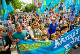 Акция «Батырларға тағзым»: тысячи алматинцев почтили память героев ВОВ - фото 4