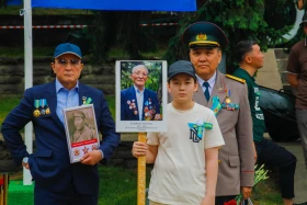 Акция «Батырларға тағзым»: тысячи алматинцев почтили память героев ВОВ - фото 8