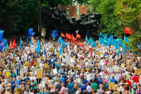 Акция «Батырларға тағзым»: тысячи алматинцев почтили память героев ВОВ - фото 10
