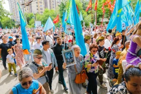 Акция «Батырларға тағзым»: тысячи алматинцев почтили память героев ВОВ - фото 11
