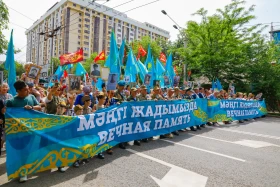Акция «Батырларға тағзым»: тысячи алматинцев почтили память героев ВОВ - фото 12