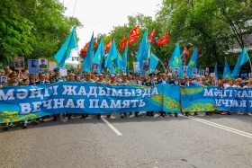 Акция «Батырларға тағзым»: тысячи алматинцев почтили память героев ВОВ - фото 13