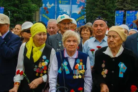Акция «Батырларға тағзым»: тысячи алматинцев почтили память героев ВОВ - фото 16