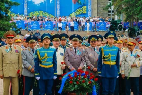 Акция «Батырларға тағзым»: тысячи алматинцев почтили память героев ВОВ - фото 19