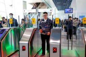 Проезд на LRT можно оплатить по Face ID, умными часами и через телефон