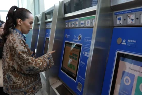 Проезд на LRT можно оплатить по Face ID, умными часами и через телефон - фото 12