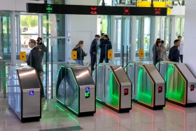 Проезд на LRT можно оплатить по Face ID, умными часами и через телефон - фото 7